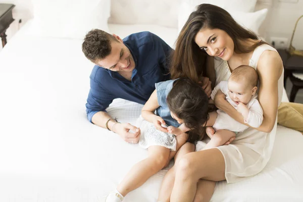 Giovane famiglia in camera — Foto Stock