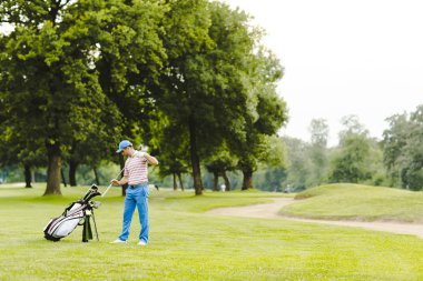 Golf oynayan adam.
