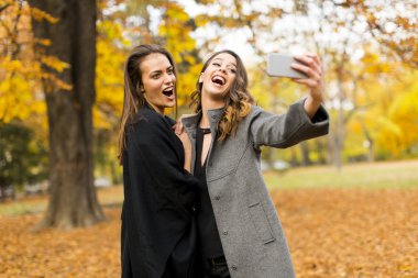 Sonbahar ormanda genç kadın