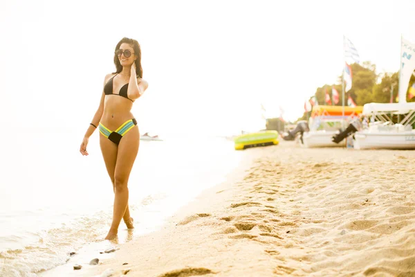 Jovem mulher na praia — Fotografia de Stock