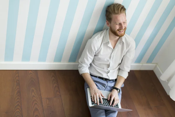 Unga redhair mannen i rummet — Stockfoto