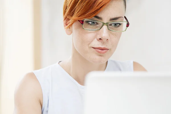 Jovem mulher trabalhando no laptop — Fotografia de Stock