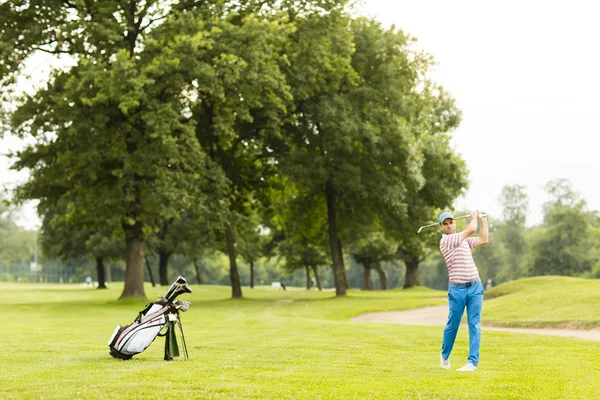 Mladý muž hraje golf — Stock fotografie