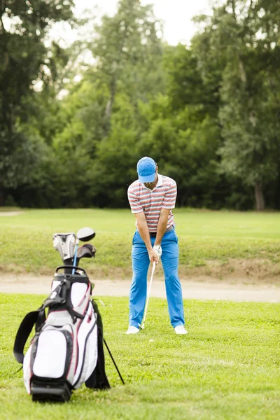 Joven jugando al golf — Foto de Stock