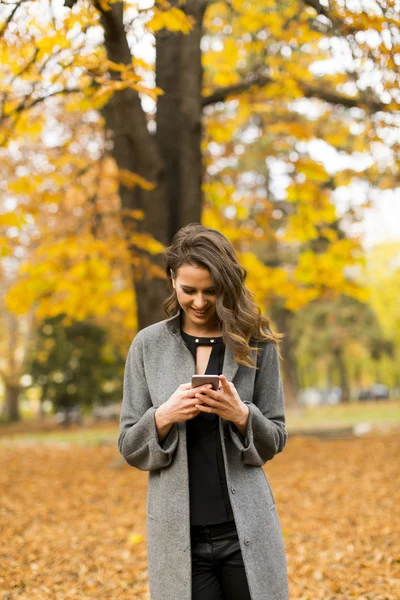 Giovane donna nel parco autunnale — Foto Stock