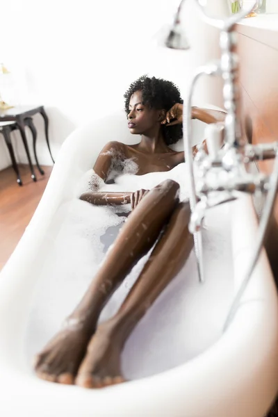 Genç siyah kadın banyoda — Stok fotoğraf
