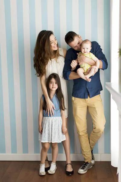 Young parents with daughers — Stock Photo, Image