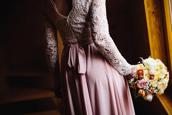 Bride holding her bouquet — Stock Photo, Image