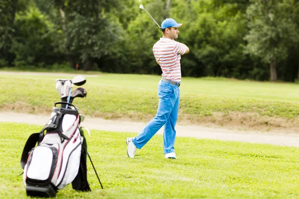 Jeune homme jouant au golf — Photo