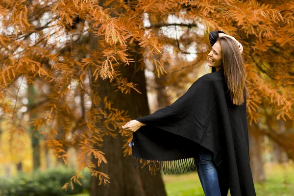 Vrouw in herfstpark — Stockfoto