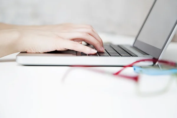 Businesswoman working at laptop — Stock Photo, Image