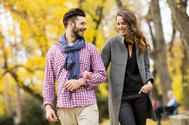 sonbahar parkta genç Çift