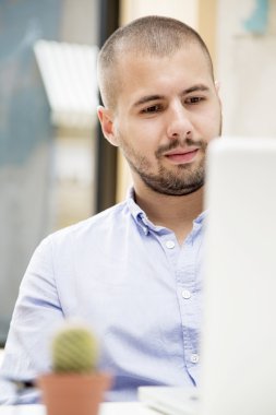 Ofisteki genç iş adamı.