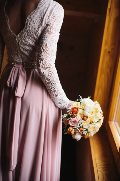 Noiva segurando seu buquê de flores — Fotografia de Stock