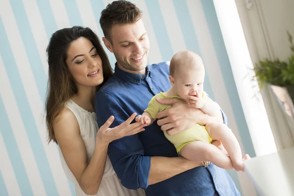 Felice giovane famiglia — Foto Stock