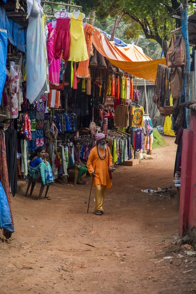 Man op de vlooienmarkt in Anjuna — Stockfoto