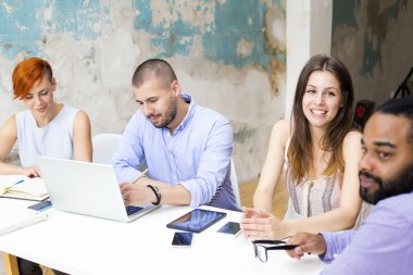 ofiste çalışan genç insanlar