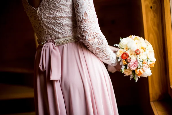 Bruid haar bloemboeket houden — Stockfoto