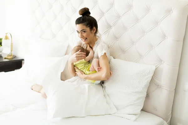 Mãe e bebê menina — Fotografia de Stock