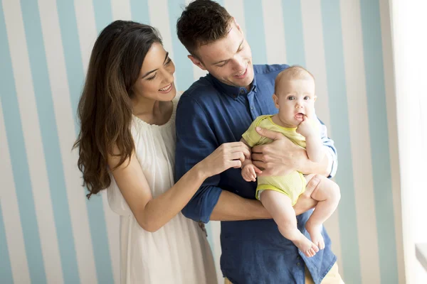 Lycklig ung familj — Stockfoto