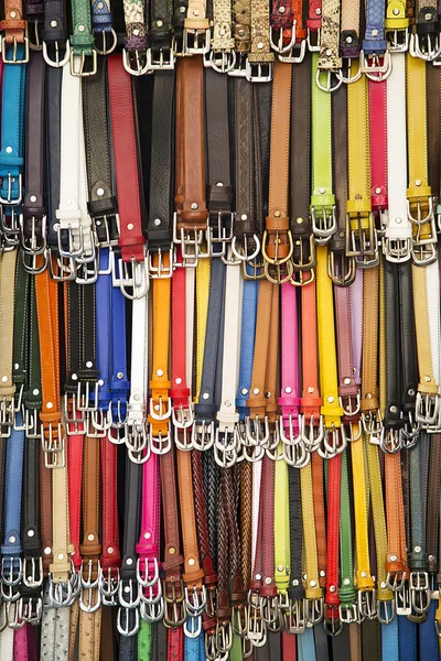 Färgstarka bälten på marknaden — Stockfoto