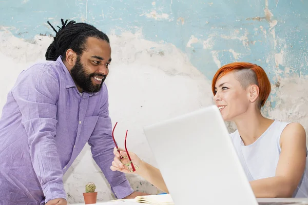 Jóvenes que trabajan en la oficina — Foto de Stock