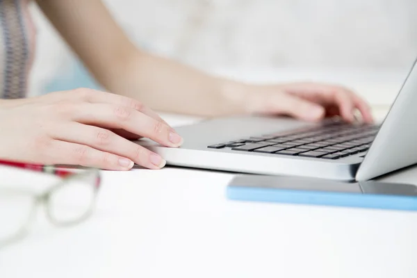 Businesswoman working at laptop — Stock Photo, Image