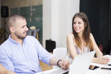 Ofiste genç insanlar