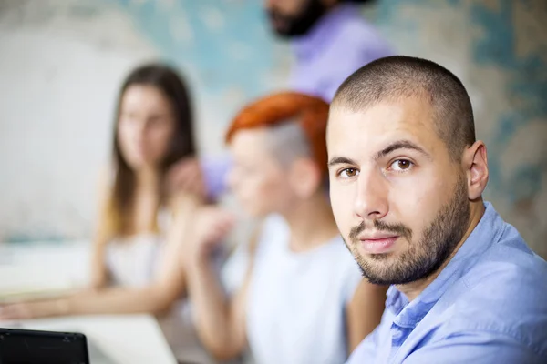 Young people working in the grunge office — Stock Photo, Image