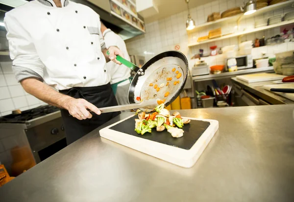 Chef sirviendo comida — Foto de Stock