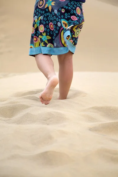 Gambe delle donne sulla sabbia — Foto Stock