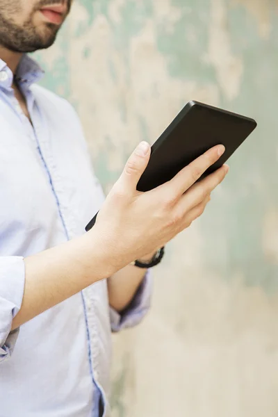 Jovem com tablet na parede — Fotografia de Stock