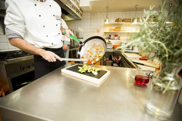 Chef-kok serveert eten — Stockfoto