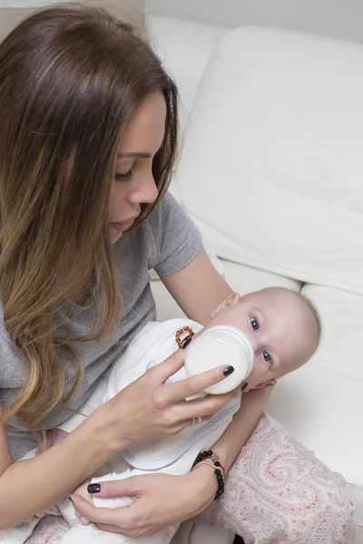 Bébé buvant du lait d'une bouteille — Photo