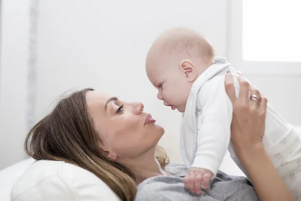 Mãe com bebê menino — Fotografia de Stock