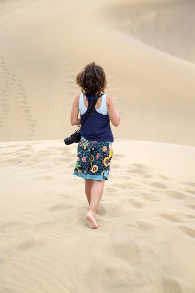 沙漠砂的女人 — 图库照片