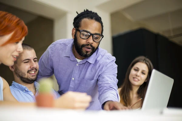 Jóvenes que trabajan en la oficina — Foto de Stock