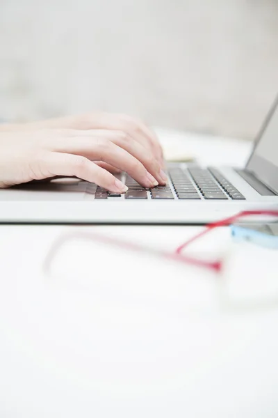 Young woman working on laptop — Stock Photo, Image