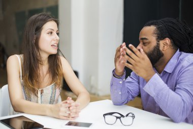 Ofiste genç insanlar