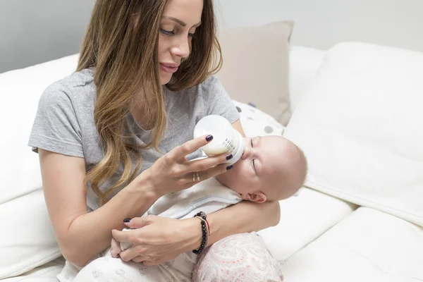 Bébé buvant du lait d'une bouteille — Photo