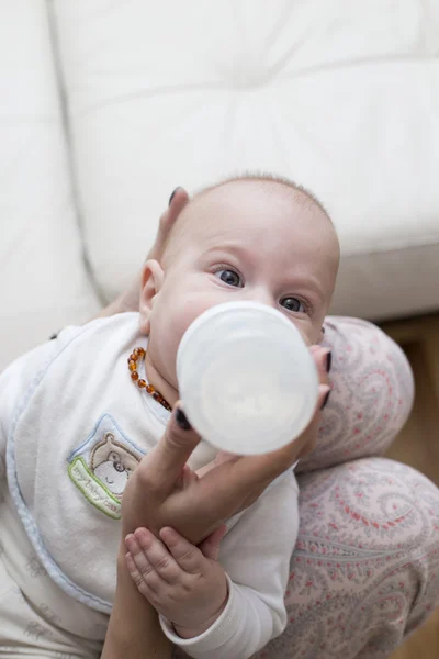 Bambino che beve latte da una bottiglia — Foto Stock