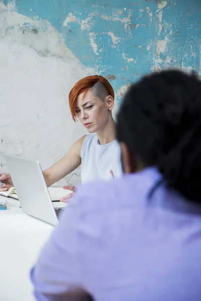 Junge Leute im Amt — Stockfoto