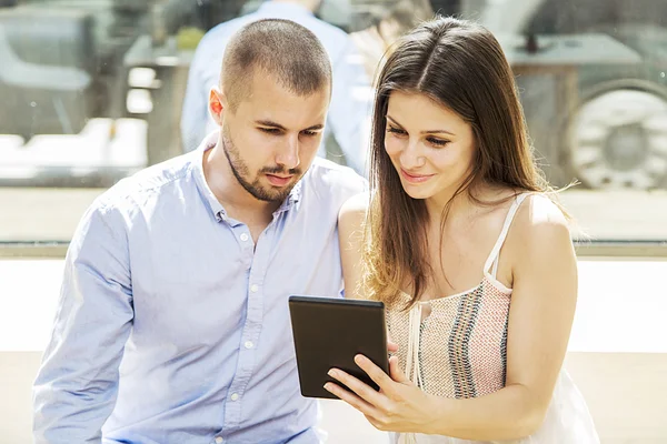 Jeune couple avec tablette — Photo