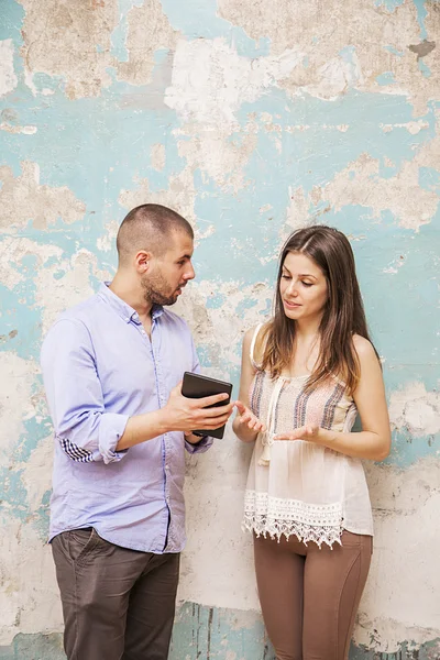 Jeune couple avec tablette — Photo