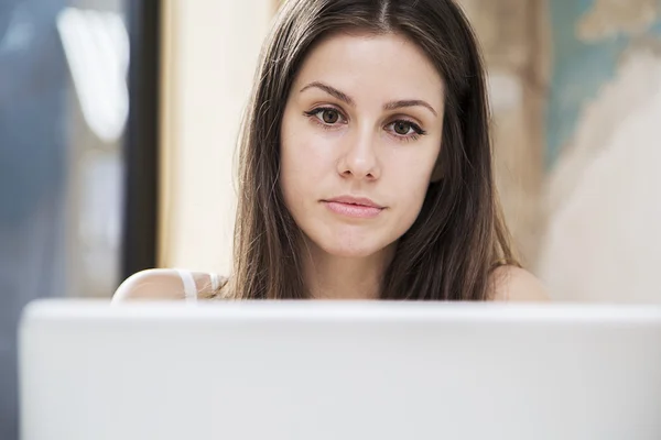 Ung kvinde arbejder på laptop - Stock-foto