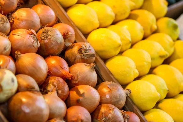 Lemons and onions at showcase — Stock Photo, Image