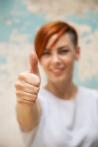 Frau zeigt Daumen hoch — Stockfoto