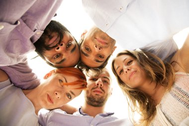 Aşağıdan gençleri görüntülemek