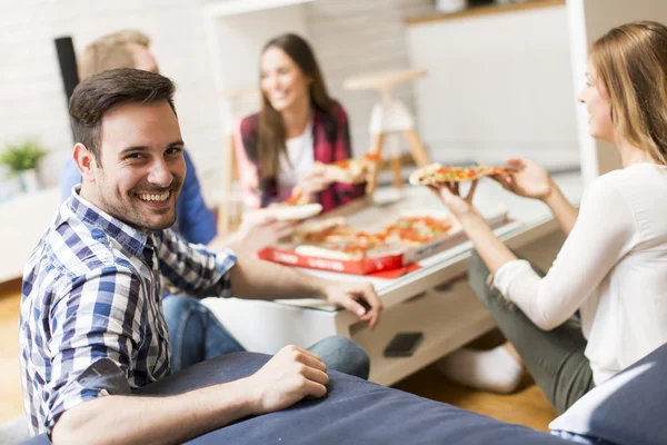 Amigos comendo pizza no quarto th — Fotografia de Stock