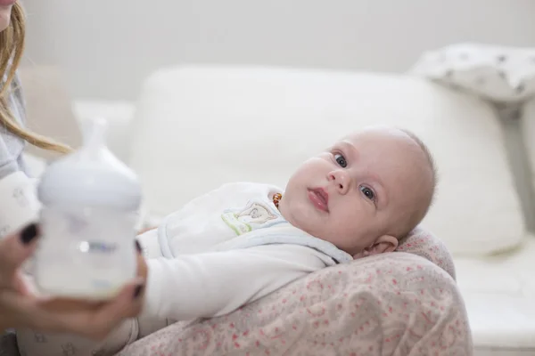 Bébé buvant du lait d'une bouteille — Photo